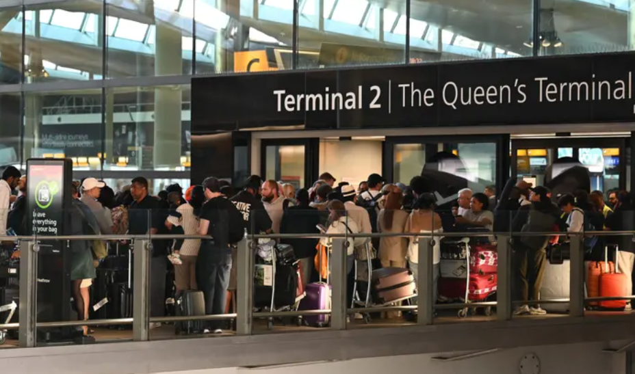 Kaos në aeroportet britanike  mbi 1 400 fluturime të anuluara