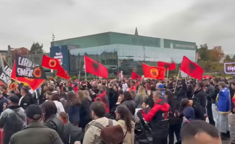Helsinki vishet me flamuj kuq e zi  pamje nga protesta në përkrahje të ish krerëve të UÇK së