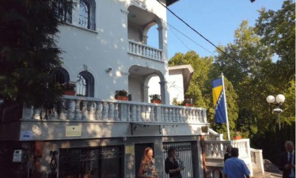 sarajeva-e-terheq-stafin-e-ambasades-nga-serbia-pas-varrimit-te-mlladiqit-me-nderime-shteterore