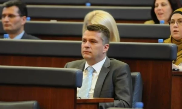 Demaku  Kurti nuk i kaloi inatet e brendshme politike  dështoi ta mbronte UÇK në