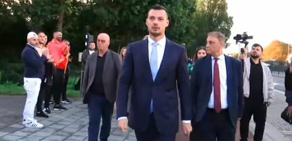 Endrit Thaçi hyn në Gjykatë Speciale pak para shpalljes së vendimit për babanë e tij