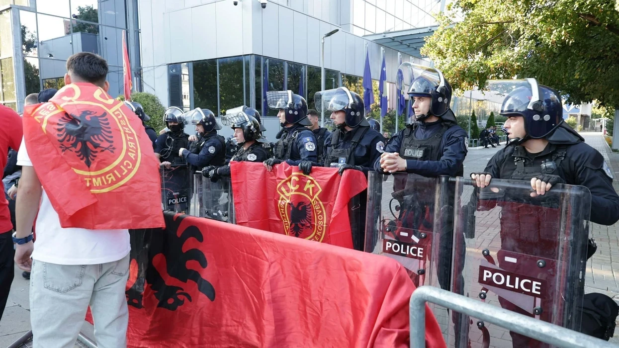 Reagon Policia  Masat në trafik kanë të bëjnë me vozitjet e rrezikshme  jo me flamujt e UÇK së