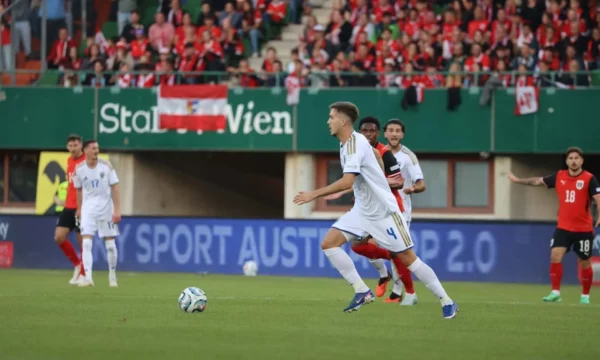 Kosova kthehet me këmbë në tokë  mposhtet në Austri