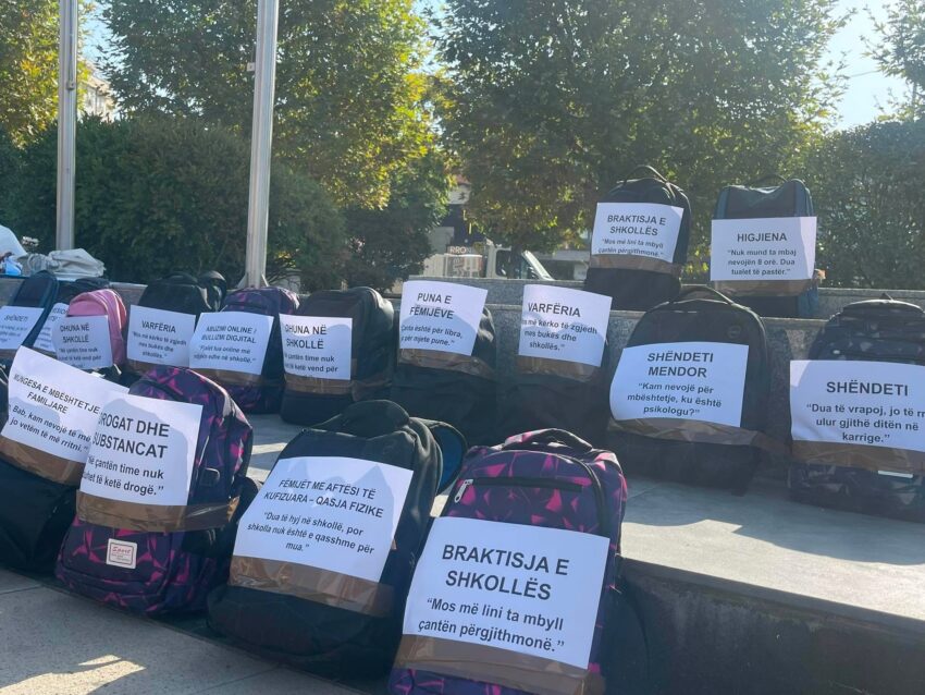 KOMF me aksion simbolik në Prishtinë  Çfarë po mbaj në çantë  përveç librave 