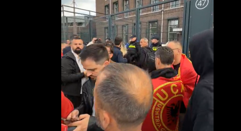 Policia kërkon largimin e protestuesve para objektit të Gjykatës