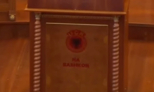   UÇK na bashkon    deputetët e PDK së me aksion simbolik në Kuvend