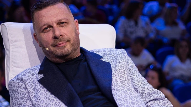 Policia i shkon në banesë Adrian Hilës për ta marrë në pyetje  por s e gjen  reagon kompozitori  Jam i tronditur  më kanë hakeruar