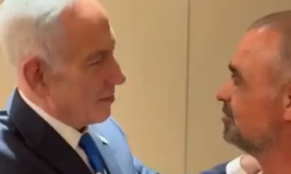  Je një hero  një luan   Netanyahu takon pasagjerin që ndërhyri gjatë incidentit në aeroplan